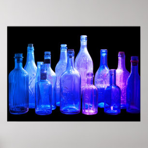 Poster Bouteilles en verre bleu de style rétro dans le mu