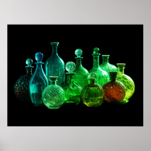 Poster Bouteilles en verre vert brillant fond noir mur