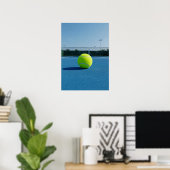 Poster Bright Tennis Ball on Blue Court View (Bureau à domicile)