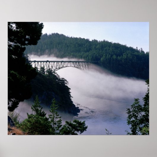Poster Brouillard dérivant sous le pont Deception Pass à (Devant)