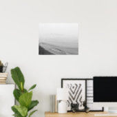 Poster Brouillard et pluie s'installent le long du rivage (Bureau à domicile)