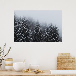 Poster Brouillard sur une forêt d'épicéas enneigée en hiv