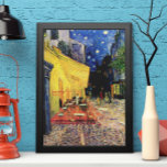 Poster Café Terrasse à la nuit par Vincent van Gogh<br><div class="desc">Le Café Terrace sur la Place du Forum de Vincent van Gogh est un post impressionnisme d'art vintage, une peinture architecturale de paysage urbain. Vue extérieure d'un restaurant avec tables, chaises, serveurs et personnes à manger. Une belle nuit avec des étoiles dans le ciel à Arles, France. À propos de...</div>
