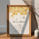 Poster CALLA Honey Bee Fête des mariées Bienvenue<br><div class="desc">La collection Calla, qui est à l'honneur, est spécialement conçue pour votre événement sur le thème des abeilles ! Avec son nid d'abeille à l'aquarelle enchanteresse et son miel délicatement dégoulinant, cette collection est aussi douce que possible. Que vous planifiez un adorable baby shower d'abeilles ou toute autre célébration joyeuse,...</div>