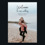 Poster Calligraphie Moderne Simple Photo de Mariage de Bi<br><div class="desc">Ce modèle d'affiche de bienvenue de mariage au style simple présente un design moderne, minimaliste et épuré. Nous avons donné à ce design minimaliste un caractère distinct en combinant une police vive et fantaisiste avec un aspect moderne et épuré pour vos prénoms et la date, pour un résultat à la...</div>