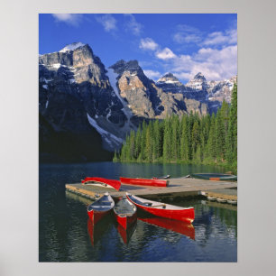Poster Canada, Alberta, Moraine Lake. Des pirogues rouges
