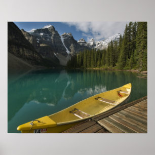 Poster Canot garé à un quai le long du lac Moraine, Banff