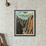 Poster Canyon Noir Du Parc National Gunnison Art<br><div class="desc">Canyon Noir De La Gunnison dessin vectoriel. Le parc entoure une partie d'une gorge profonde aux parois abruptes taillée dans la roche précambrienne au bord de la rivière Gunnison. La faune comprend des cerfs mulets,  des wapitis et des aigles dorés.</div>