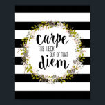 Poster Carpe Diem Funny Inspiration Citation Art Imprimer<br><div class="desc">"Carpe le diem." Une tournure amusante sur l'expression latine "Carpe diem". Ce message nous rappelle de saisir le jour, chaque jour. Texte calligraphie à la main dans un ensemble noir classique contre un arrière - plan motif à rayures noir et blanc élégant et entouré d'une couronne naturelle de bois fleuri....</div>