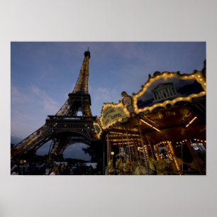 Poster Carrousel près de la Tour Eiffel le soir,