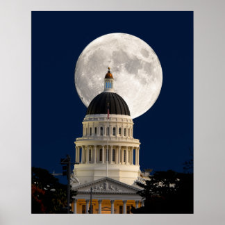 Poster Carte postale de la pleine lune derrière le bâtime