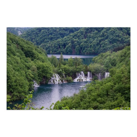 Poster Cascade cascade avec forêt verte en Croatie (Devant)