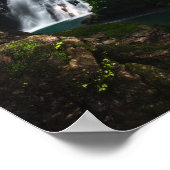 Poster Cascade époustouflante Šum dans une forêt magique (Coin)