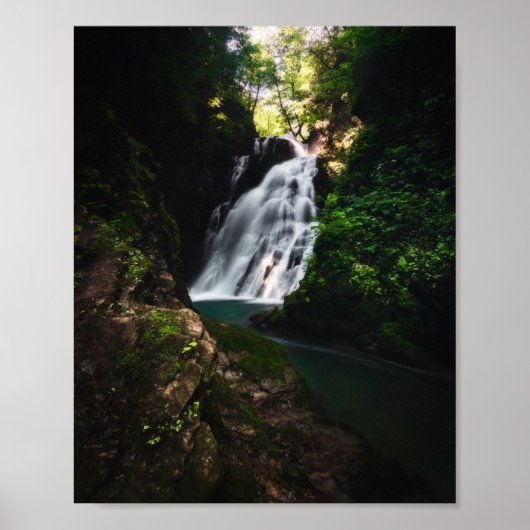 Poster Cascade époustouflante Šum dans une forêt magique (Devant)