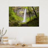 Poster Cascade floue autour de verdure luxuriante en Oreg (Cuisine)