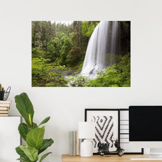 Poster Cascade floue et vue sur la forêt en Oregon (Bureau à domicile)