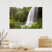 Poster Cascade floue et vue sur la forêt en Oregon (Cuisine)