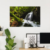 Poster Cascade magique dans une forêt verte enchantée (Bureau à domicile)