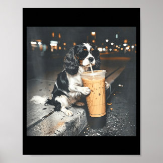 Poster Cavalier King Charles Spaniel buvant un café glacé