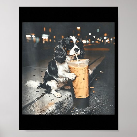 Poster Cavalier King Charles Spaniel buvant un café glacé (Devant)