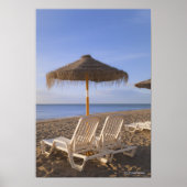 Poster Chaises de plage de sable avec parasol (Devant)