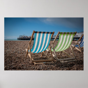 Poster Chaises de plate-forme regardant la mer