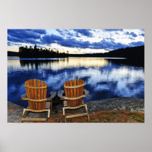 Poster Chaises En Bois Au Coucher Du Soleil Sur La Rive D