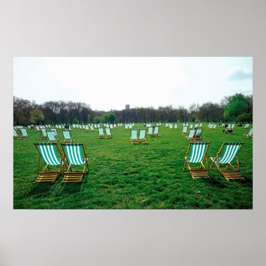 Poster Chaises longues disposées dans le parc vert, Londr (Devant)