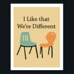 Poster Chaises modernes rétro du milieu du siècle - Diffé<br><div class="desc">"I Like that We're Different" avec deux styles différents de chaises rétro modernes du milieu du siècle. Est-ce une déclaration sur votre style de décoration ? Ou peut-être votre style de relation ? Amusant style rétro avec des couleurs modernes du milieu du siècle. Ça a l'air super dans un cadre...</div>