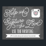 Poster Chalkboard Social Media Hashtag | Décor Mariage<br><div class="desc">Ce hashtag indique "Aidez-nous à capturer l'amour. Utilisez le hashtag... " avec un spot pour personnaliser avec votre propre hashtag personnalisé, le tout sur un arrière - plan de tableau de bord. Avec des icônes de médias sociaux dessinées pour vos invités à partager votre événement spécial avec vous. Aidez à...</div>