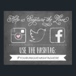 Poster Chalkboard Social Media Hashtag | Décor Mariage<br><div class="desc">Ce hashtag indique "Aidez-nous à capturer l'amour. Utilisez le hashtag... " avec un spot pour personnaliser avec votre propre hashtag personnalisé, le tout sur un arrière - plan de tableau de bord. Avec des icônes de médias sociaux dessinées pour vos invités à partager votre événement spécial avec vous. Aidez à...</div>