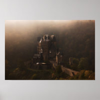 Château de Burg Eltz dans le brouillard matinal