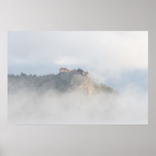 Poster Château de chaume entouré de nuages
