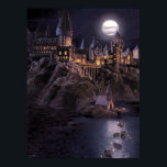 Poster Château Harry Potter | Grand lac à Hogwarts<br><div class="desc">Cet art vintage, comme l'impression, s'inspire du château de Hogwarts pour la sorcellerie et la magie. Cette première scène de The Sorcerer's Stone montre le voyage de Harry Potter à travers le grand lac sur sa première vue de l'école Hogwarts. Le style artistique est vintage avec un look de peinture,...</div>