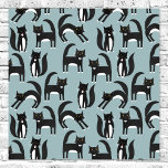 Poster Chats de Tuxedo<br><div class="desc">Lota de chats tuxedo noirs et blancs adorables qui vaquent à leurs affaires. Un motif amusant sur un arrière - plan bleu moyen,  parfait pour les amoureux des animaux et des animaux.</div>