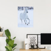 Poster Cheval blanc courant dans la neige (Bureau à domicile)