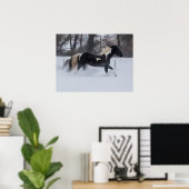 Poster Cheval courant à travers la neige (Bureau à domicile)