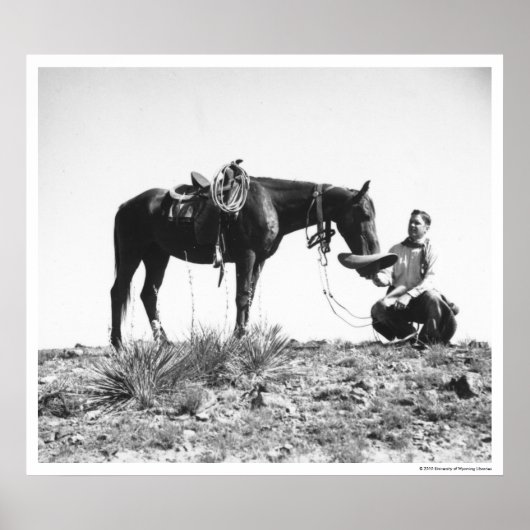 Poster Cheval mangeant du casquette d'un cowboy. (Devant)