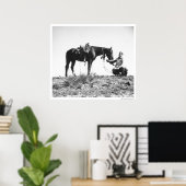 Poster Cheval mangeant du casquette d'un cowboy. (Bureau à domicile)