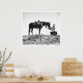 Poster Cheval mangeant du casquette d'un cowboy. (Cuisine)