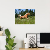 Poster Cheval Palomino traversant une prairie (Bureau à domicile)