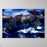Chevaux courant dans le paysage d'eau