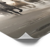 Poster Chevaux sauvages sur une plage brumeuse (Coin)