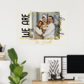 Poster Chic Monogrammed Moderne Nous sommes famille Photo (Bureau à domicile)