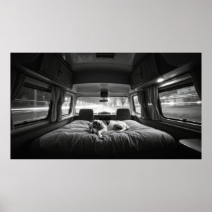 Poster Chien dans le lit d'un camping-car