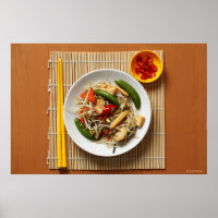 Chinois remuer les légumes frits avec des piments