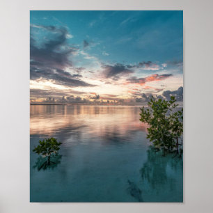 Poster ciel bleu avec nuages rouges et noirs réfléchis su