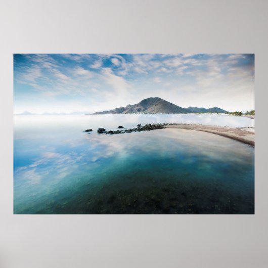 Poster Ciel bleu nuageux reflétant dans le lac (Devant)