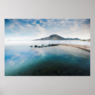 Poster Ciel bleu nuageux se reflétant dans le lac