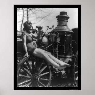 Poster Cirque Lady assise sur un moteur à incendie 1924